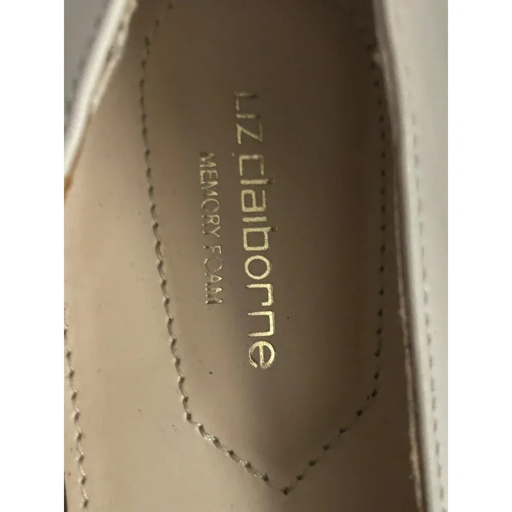 Liz Claiborne  Ivory Leather Block Heel Loafers W/ Gold Chain Accent Size 8M - Picture 7 of 9